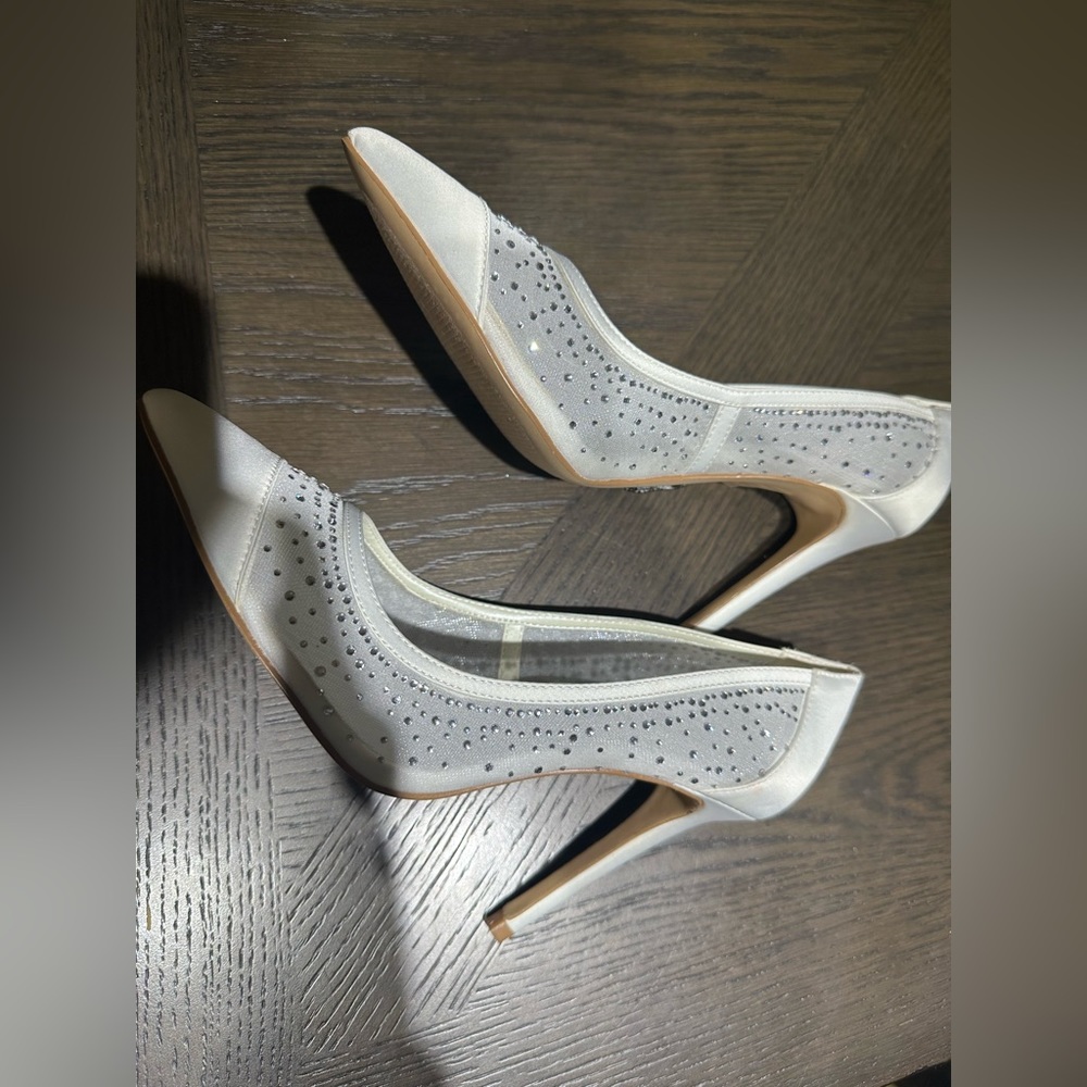 New Vera Wang White Bridal Pumps Style VW95781 Size 7.5 - Picture 5 of 9